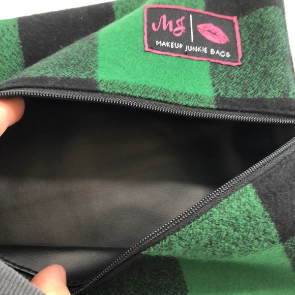 NEW Makeup Junkie Bag Medium Black & Green Plaid - Picture 4 of 6